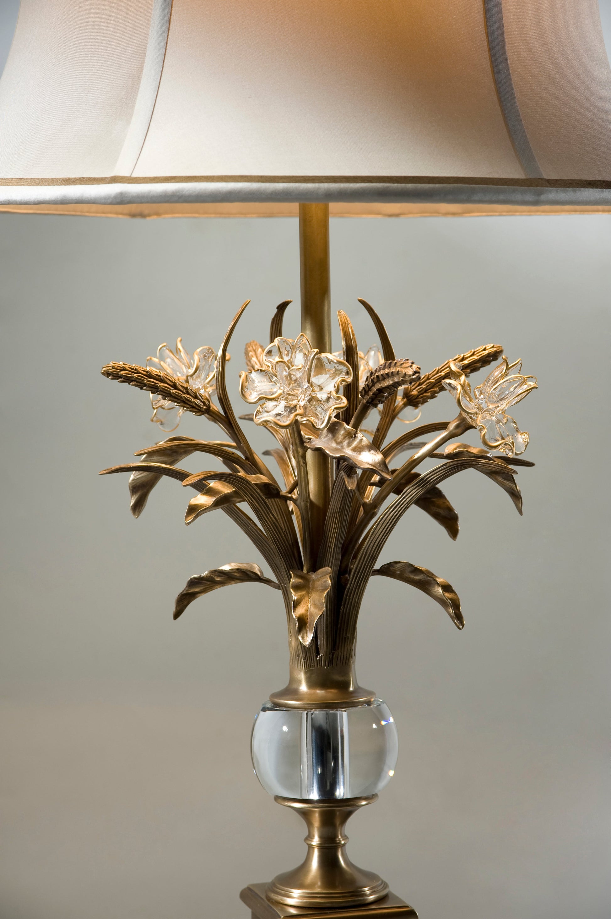 A floral cast brass table lamp - Brights of Nettlebed