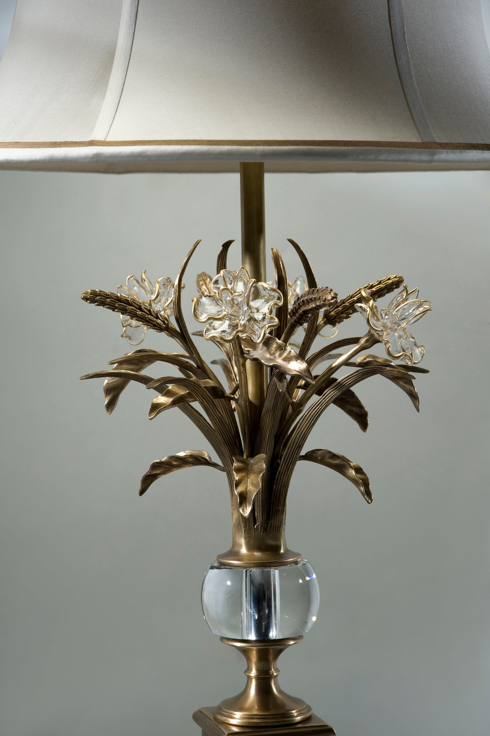 A floral cast brass table lamp - Brights of Nettlebed